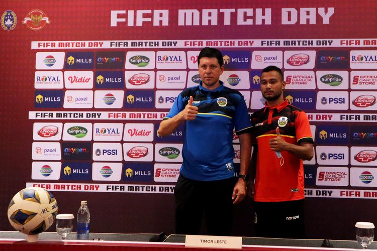 Sebelum ujicoba dalam rangka FIFA Matchday melawan Indonesia, pelatih Timnas Timor Leste Fabio Maciel dan pemain Filomeno Junior prescon di Trans Hotel Bali, Rabu (26/1/2021) siang 