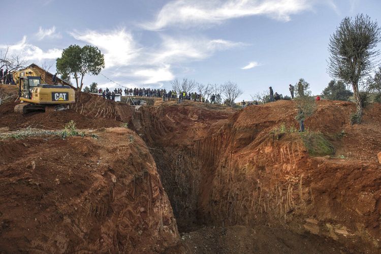 Pertahanan sipil dan otoritas lokal menggali di sebuah bukit ketika mereka berusaha menyelamatkan seorang bocah lelaki berusia 5 tahun yang jatuh ke dalam lubang di dekat kota Bab Berred dekat Chefchaouen, Maroko, Kamis, 3 Februari 2022.