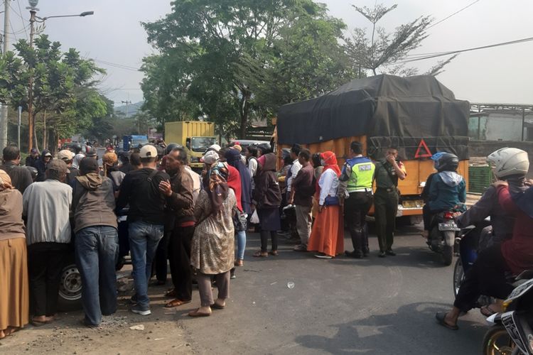 Warga terdampak Waduk Jatigede blokade akses jalan menuju kawasan IPP Sumedang, Rabu (8/10/2019) kemarin.