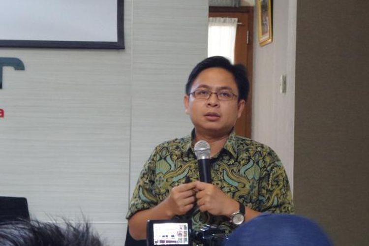 Direktur Eksekutif Indikator Politik Indonesia, Burhanuddin Muhtadi, menjelaskan hasil survei terbaru mengenai Pilkada DKI Jakarta di Cikini, Jakarta Pusat, Jumat (10/2/2017).