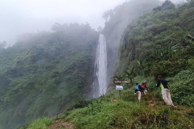 Pemandangan dari dekat puncak Curug Citambur di Kabupaten Cianjur, Jawa Barat, Jumat (28/4/2023).