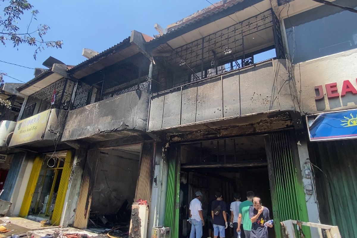 Ratusan kios terdampak kebakaran Pasar Lama Krian, Sidoarjo, Selasa (20/8/2024).