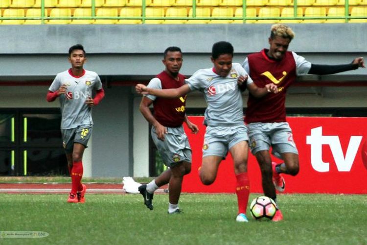 Gelandang Evan Dimas saat berlatih bersama Bhayangkara FC. 