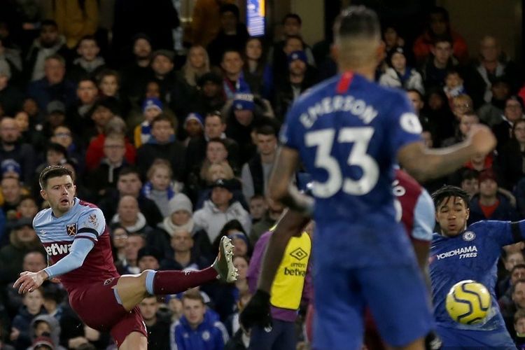 Aaron Cresswell melepas tembakan pada pertandingan Chelsea vs West Ham United dalam lanjutan Liga Inggris di Stadion Stamford Bridge, 30 November 2019. 