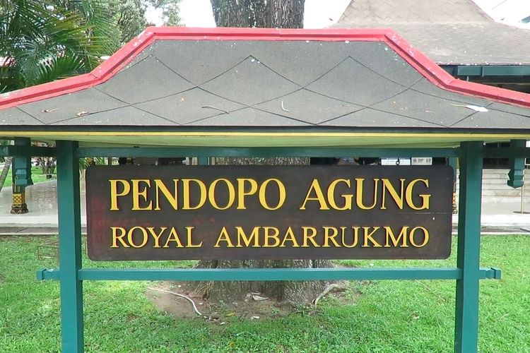 Pelakat Pendopo Agung Ambarrukmo terpasang di depan bangunan.