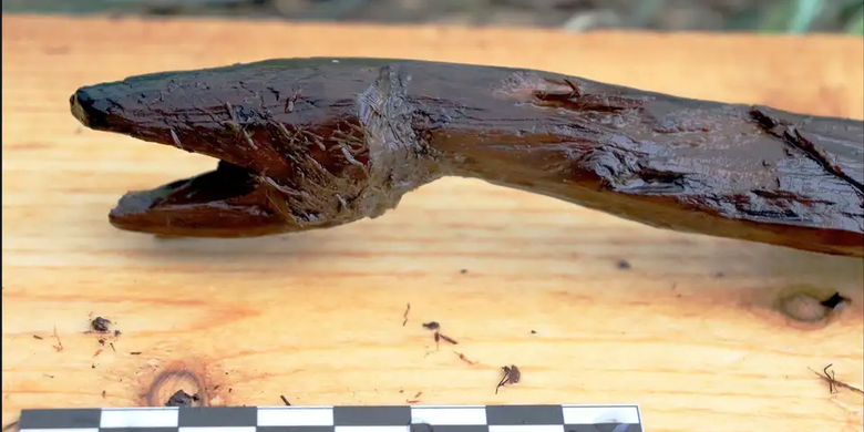 Tongkat kayu dengan ukiran ular ini berusia 4400 tahun dan ditemukan di Finlandia. 