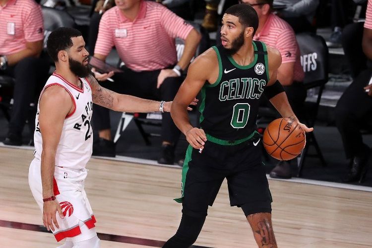 LAKE BUENA VISTA, FLORIDA - 11 SEPTEMBER: Jayson Tatum # 0 dari Boston Celtics mengarahkan bola ke gawang Fred VanVleet # 23 dari Toronto Raptors selama kuartal pertama dalam Game Tujuh dari Putaran Kedua Wilayah Timur selama Playoff NBA 2020 di AdventHealth Arena di ESPN Wide World Of Sports Complex pada 11 September 2020 di Lake Buena Vista, Florida