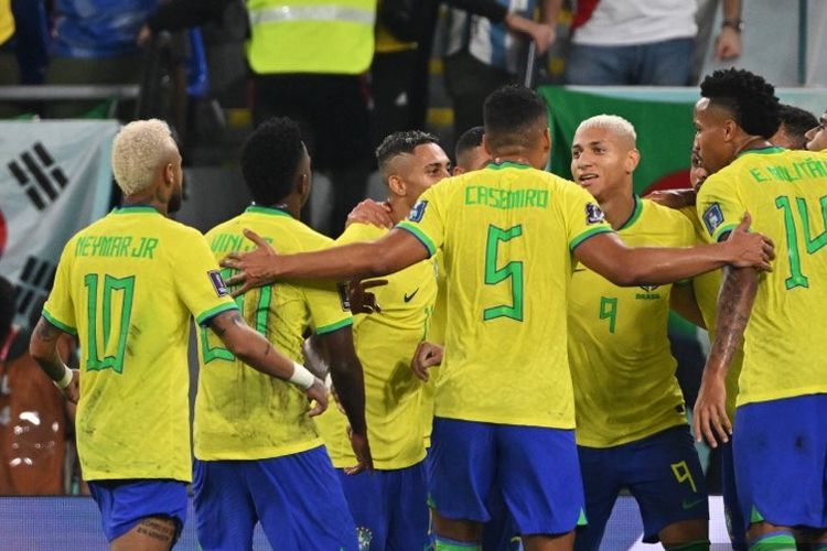 Hasil Brasil vs Korea Selatan memperlihatkan momen para pemain Negeri Samba merayakan gol Richarlison. Laga babak 16 besar Piala Dunia 2022 Brasil vs Korea Selatan berlangsung di Stadium 974 di Doha pada Selasa (6/12/2022) dini hari WIB.