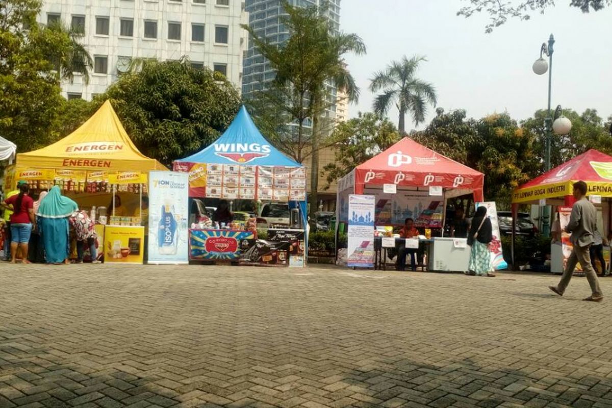 Bazar sembako di kantor wali kota jakarta barat, Jumat (19/5/2017).