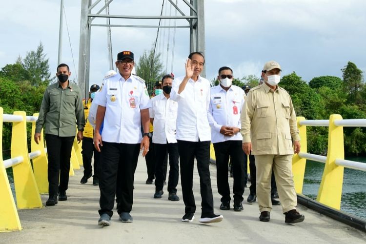 Presiden Joko Widodo saat meresmikan Jembatan Gantung Wear Fair, yang berada di Kabupaten Maluku Tenggara, Provinsi Maluku, pada Rabu (14/9/2022)