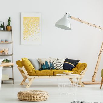 ilustrasi sofa kuning di ruang tamu