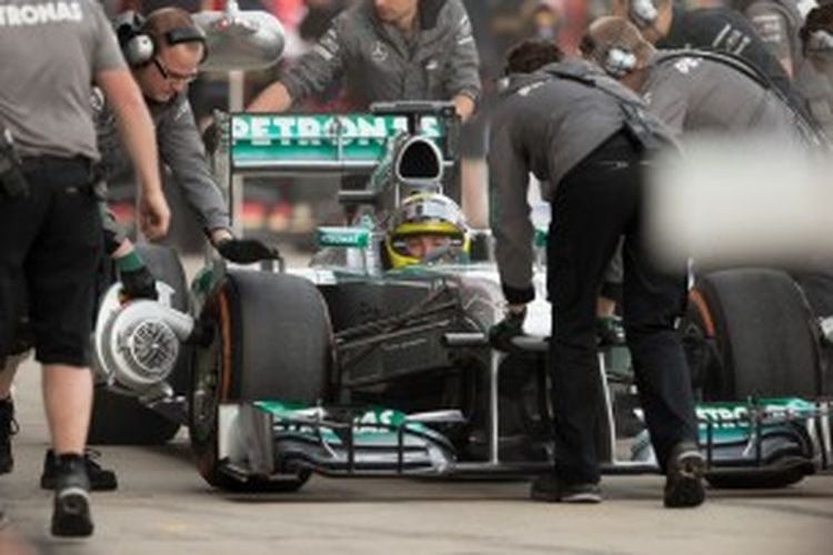 Pebalap Mercedes dari Jerman, Nico Rosberg, memasuki pit saat sesi latihan bebas ketiga GP Inggris, di Sirkuit Silverstone, Sabtu (29/6/2013).