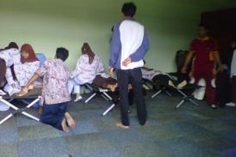 Beberapa siswi SMK Kesehatan Citra Media Kota Magelang sedang ditenangkan di UKS setempat karena mengalami kesurupan, Jumat (4/10/2013).
