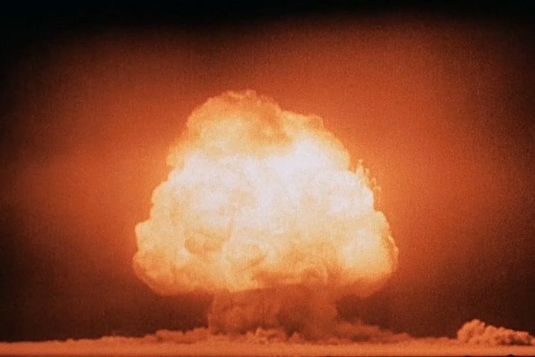 Percobaan Trinity dari Proyek Manhattan, menjadi ledakan pertama yang dihasilkan oleh senjata nuklir.