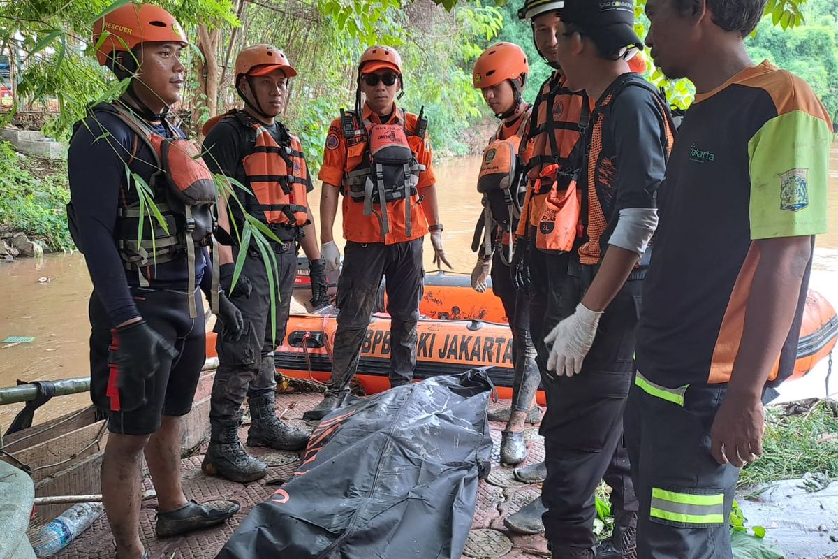 Tim SAR menemukan jasad remaja yang tenggelam di Kali Angke, Cengkareng, Jakarta Barat, Senin (8/1/2024). 