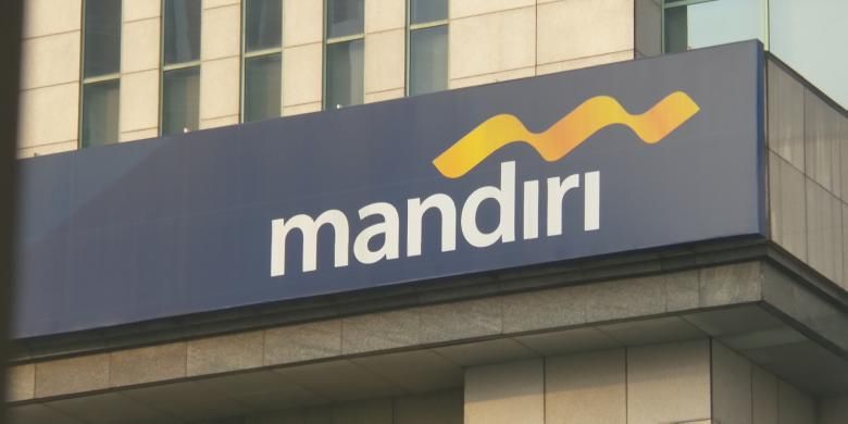 Logo Bank Mandiri di Plaza Mandiri, Jakarta.