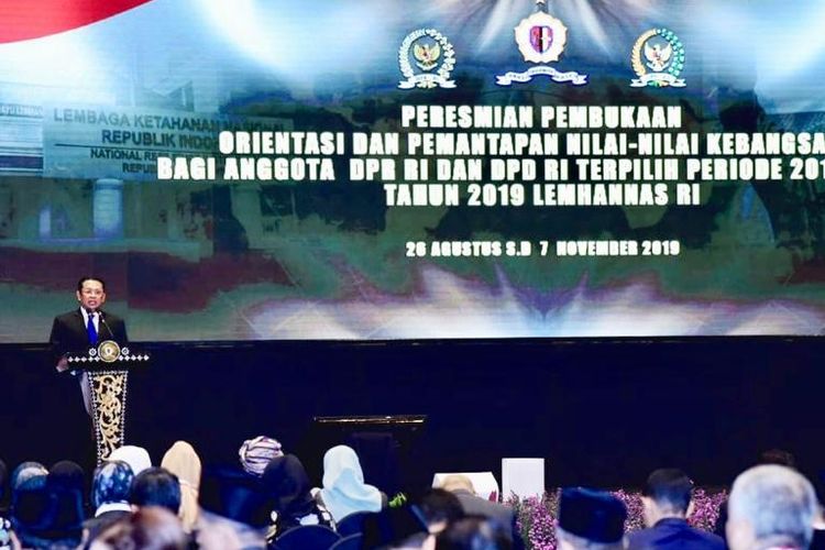 Ketua Dewan Perwakilan Rakyat (DPR) RI Bambang Soesatyo saat menyampaikan materi dalam Orientasi dan Pemantapan Nilai-Nilai Kebangsaan Anggota DPR RI dan DPD RI 2019-2024, di Jakarta, Senin (26/08/19).