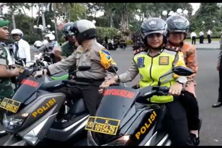 Wali Kota Surabaya Tri Rismaharini diboceng Kapolsek Bubutan Kompol Dies Ferra Ningtias dengan motor untuk patroli jelang malam takbiran di Surabaya, Sabtu (24/6/2017).