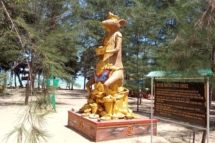 Patung tikus emas yang menjadi ikon wisata Pantai Tikus Emas di lintas timur Bangka, Kepulauan Bangka Belitung, Sabtu (3/2/2024).