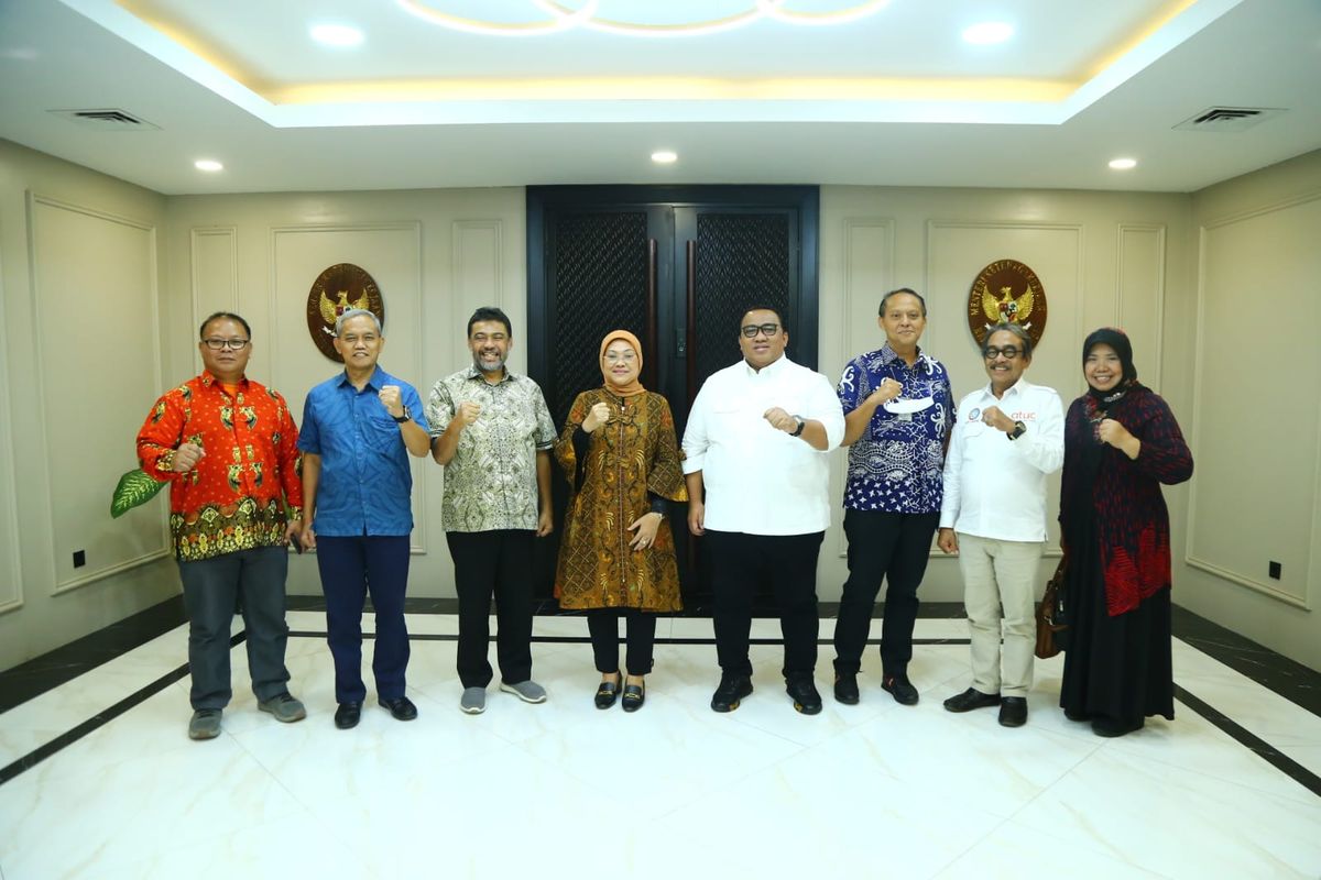 Presiden KSPSI Andi Gani Nena Wea bersama Presiden KSPI Said Iqbal bertemu dengan Menteri Ketenagakerjaan Ida Fauziyah di Kantor Kemenaker, Jakarta, Kamis (5/1/2023).