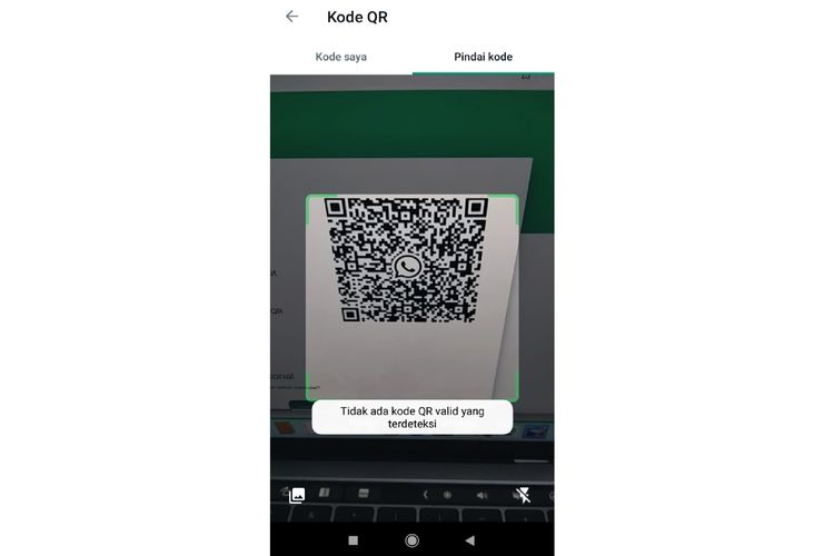 Ilustrasi masalah tidak bisa memindai kode QR WhatsApp Web dan muncul tulisan No Valid QR Code karena salah pemindaian.