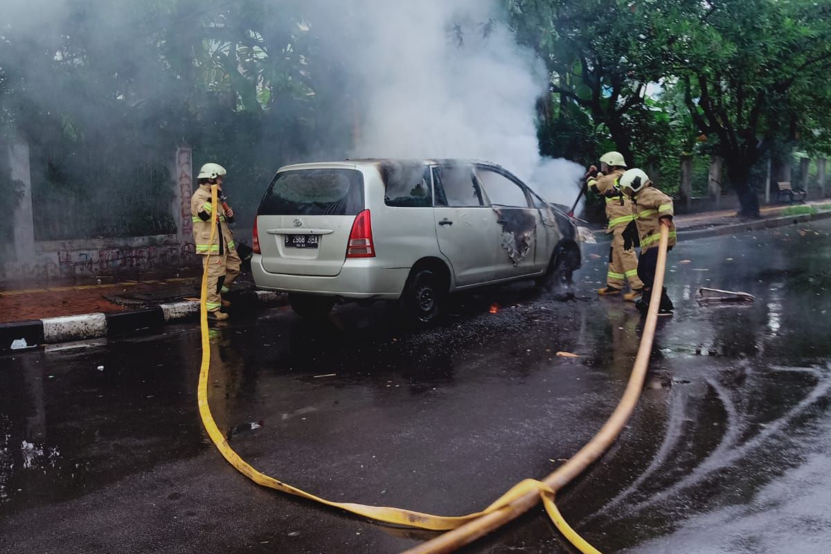 Sebuah mobil dengan nomor polisi B 2968 BBA terbakar di Jalan Puri Indah Raya, Kembangan Selatan, Kembangan, Jakarta Barat, atau tepat di depan Kantor Walikota Jakarta Barat, pada Senin (7/2/2022).