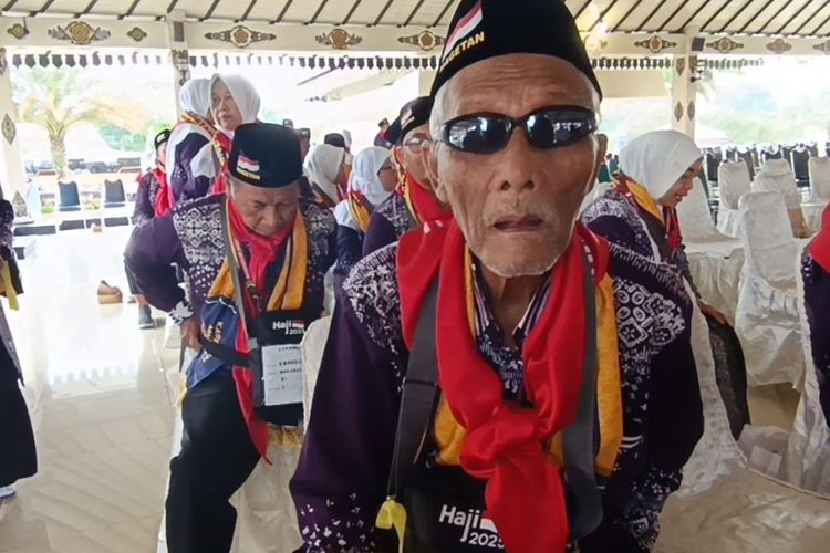 Calon Jemaah haji tertua di Kabupten Magetan Mbah Manan. Meski telah berusai 85 tahun namun dia masih aktif berolah raga dan bekerja. Disuianya yang ke 85 tahun M