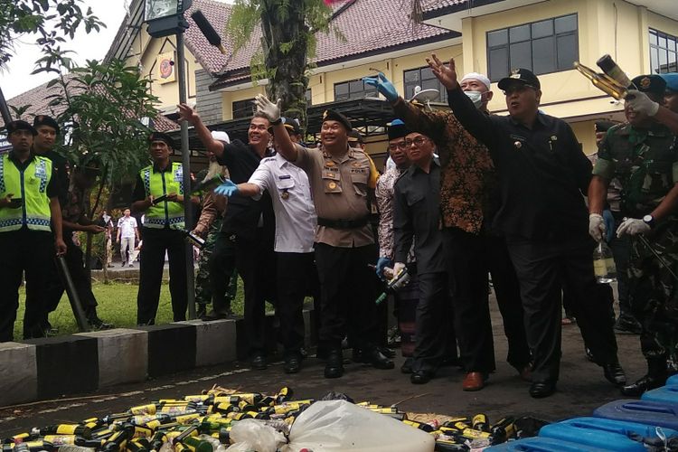 Kapolres Kota Tasikmalaya AKBP Febry Maruf dan Wali Kota Tasikmalaya Budi Budiman, bersama unsur Muspida memusnahkan ribuan botol miras hasi operasi di Kota Tasikmalaya