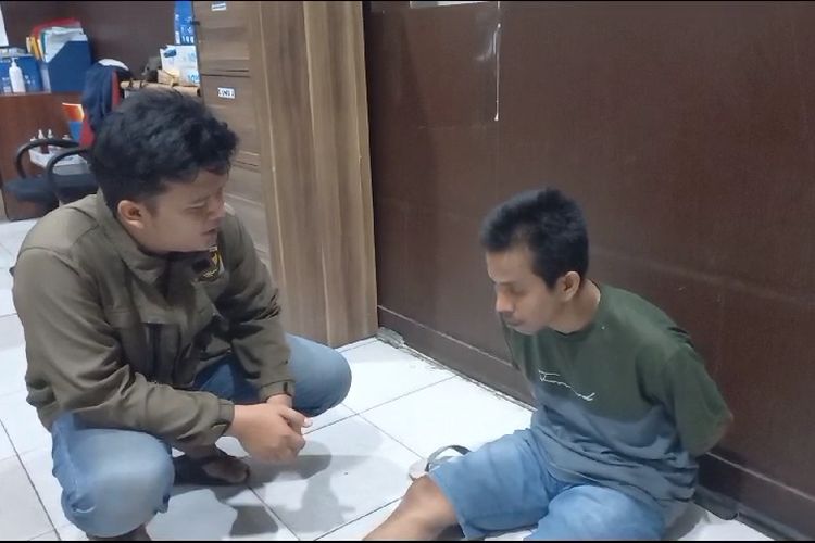 Tersangka Tumiran (39) warga asal Kecamatan Natar, Lampung yang telah merekam mahasiswi saat mandi membuatnya mendekam di sel tahanan Polrestabes Palembang, setelah ditangkap warga.