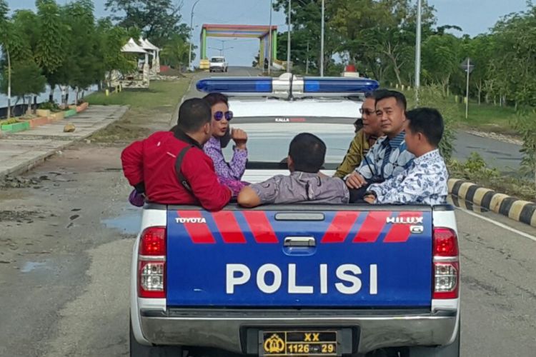 Menteri Kelautan dan Perikanan Susi Pudjiastuti  bersama Bupati Kolaka Ahmad Safei, dan sejumlah pegawai KKP saat berada di mobil pikap polisi.