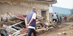 Kunjungi Lokasi Bencana Banjir Bandang di Agam, Zulhas Temui Pengungsi dan Berikan Sejumlah Bantuan
