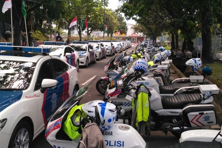 Ratusan mobil patwal disiagakan untuk mengiring rombongan Raja Salman dari Bandara Ngurah Rai menuju Hotel St. Regis Bali