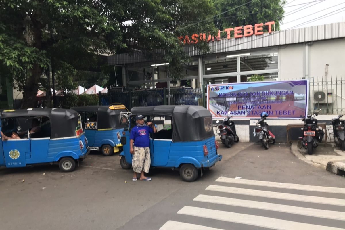 Supir bajaj di dekat Stasiun Tebet, Jakarta pada Kamis (5/11/2020) sore. Stasiun Tebet tengah ditata seperti Stasiun Tanah Abang.