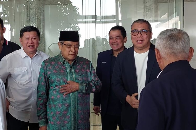 Mantan Ketua Umum PBNU Said Aqil Sirodj bersama sejumlah petinggi Partai Nasdem di Nasdem Tower, Gondangdia, Menteng, Jakarta, Selasa (9/1/2024). 