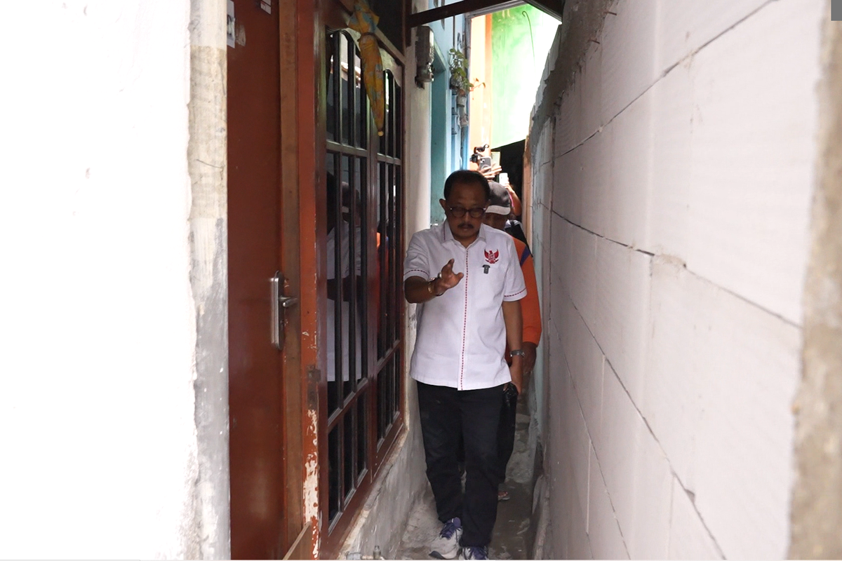 Wakil Walikota Surabaya, Armuji saat melakukan sidak atas kasus akses jalan warga yang dipasangi tembok di Jalan Asem Jajar, Kecamatan Bubutan, Surabaya, Jawa Timur, Senin (27/10/2025).(KOMPAS.com/AZWA SAFRINA)