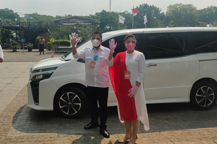 Calon Wakil Wali Kota Tangerang Selatan (Tangsel) Rahayu Saraswati Djojohadikusumo (kanan) bersama Sekretaris Tim Pemenangan Wanto Sugito saat mendatangi lokasi pengundian nomor urut kandidat Pilkada Tangsel 2020, Kamis (24/9/2020)