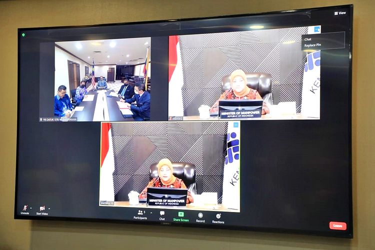 Dokumentasi video conference antara Menteri Ketenagakerjaan Republik Indonesia Ida Fauziyah dan Menteri Sumber Daya Manusia (SDM) Malaysia Datuk Seri Saravanan Murugan beserta jajarannya pada Kamis (6/5/2021).