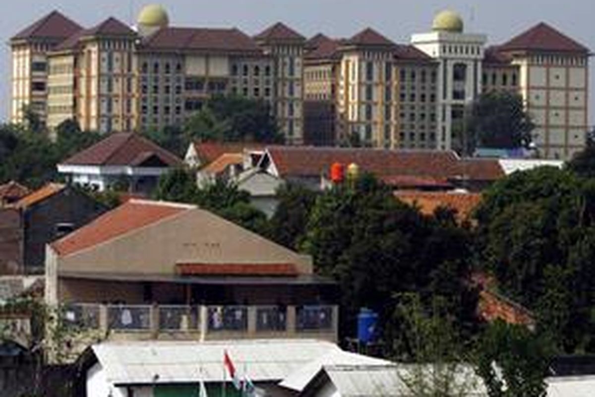 Aparat masih melakukan penyidikan lokasi penyergapan teroris di sebuah rumah di Jalan Semanggi II RT 2 RW 3, Kelurahan Cempaka Putih, Ciputat Timur, Tangerang Selatan, Banten, Jumat (9/10). Hingga saat ini belum ada keterangan resmi dari pihak Polri, namun dua tersangka teroris yakni Mohamad Syahrir dan Syaifudin Zuhri alias Ustadz Syaifudin Zuhri alias Udin alias Soleh diduga tewas dalam penyergapan yang dilakukan oleh aparat Densus 88 siang tadi. 