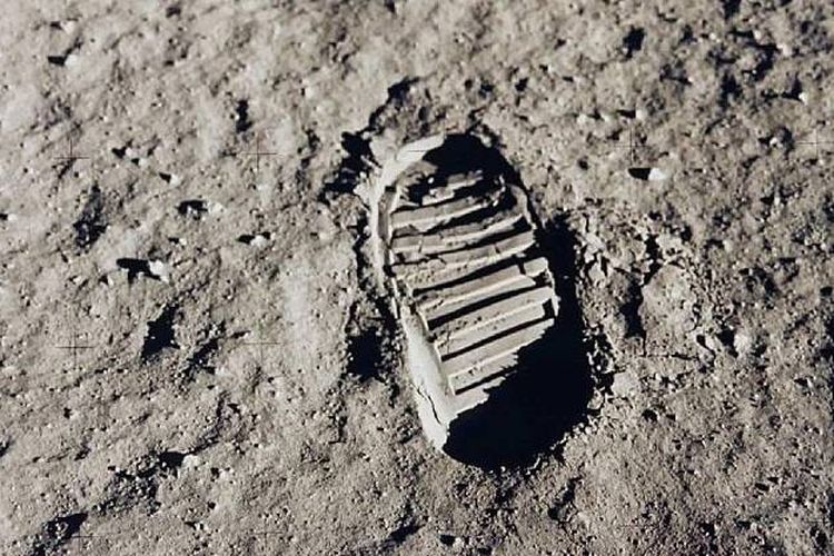 Pada tanggal 17 juli 1969 amerika serikat berhasil mendaratkan manusia pertama di bulan menggunakan satelit apollo-11. manusia pertama yang berhasil mendarat di bulan adalah …