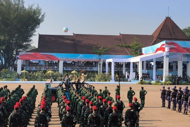 Prabowo Cek Pasukan di HUT Ke-80 Bhayangkara, Didampingi Kapolri