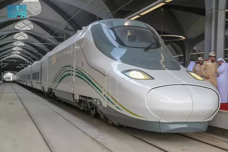 Kereta cepat Haramain, menghubungkan 2 kota suci, Makkah dan Madinah.