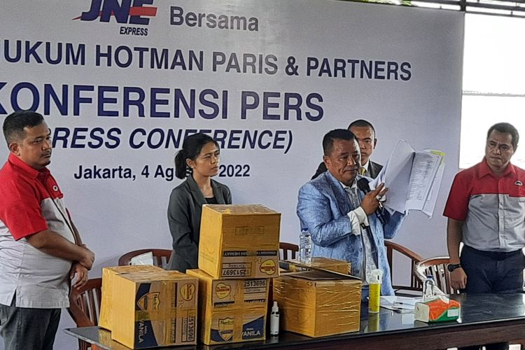 Pihak JNE memberikan klarifikasi beras bantuan sosial (bansos) presiden yang terkubur di Lapangan KSU, Sukmajaya, Depok. Klarifikasi dilaksanakan di Pluit, Penjaringan, Jakarta Utara, Kamis (4/8/2022), bersama kuasa hukum Hotman Paris.