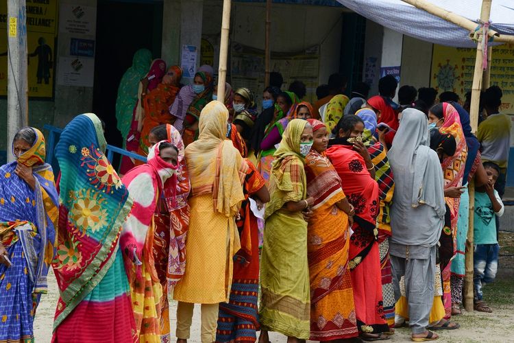 Wanita India mengantri untuk melakukan pemilihan umum di distrik Dinajpur, India pada 22 April 2021. [DIPTENDU DUTTA/AFP]