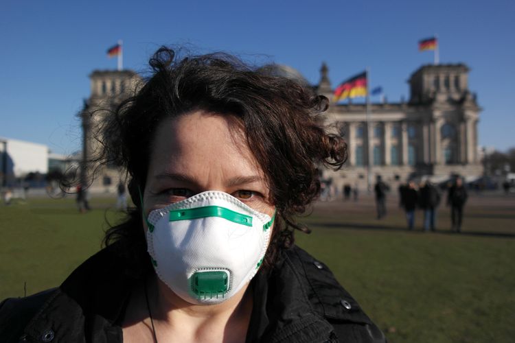 Ilustrasi: virus corona juga merebak di Eropa. Warga-warga mengenakan masker.