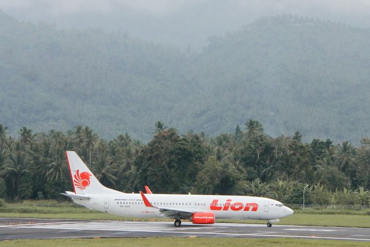 Pesawat Lion Air mendarat di Manado, Sulawesi Utara.