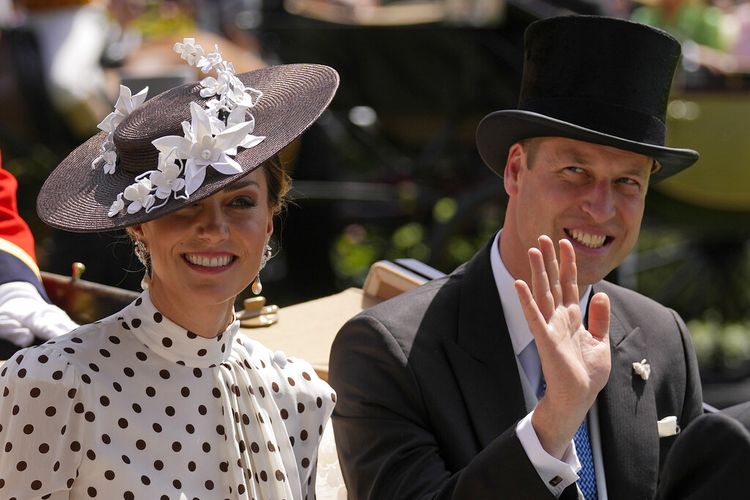 Pangeran Inggris William dan Kate, Duchess of Cambridge tiba di paddock pada hari keempat pertemuan pacuan kuda Royal Ascot, di Ascot Racecourse, di Ascot, Inggris, Jumat, 17 Juni 2022. 