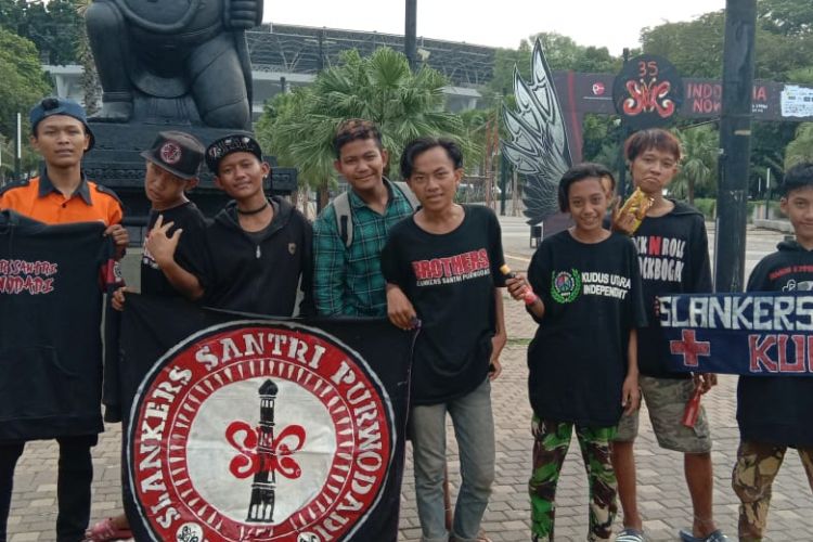 Para Slankers tiba di Jakarta untuk menonton konser ulang tahun ke-35 Slank yang diselenggarakan di Stadion Gelora Bung Karno (GBK), Senayan, Jakarta Pusat, pada Minggu (23/12/2018).