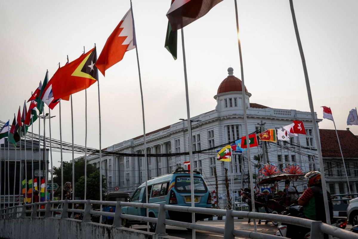 Bendera negara peserta Asian Games 2018 terpasang di Kawasan Kota Tua, Jakarta, Jumat (20/7/2018). Bendera tersebut terpasang dengan menggunakan bambu sebagai tiangnya dalam rangka menyambut Asian Games pada 18 Agustus mendatang.