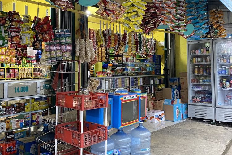 Di Balik Warung Madura 24 Jam: Tempat Usaha Sekaligus Rumah di Ruang Sempit