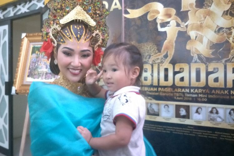 Sarwendah usai tampil dalam pementaran Langit 7 Bidadari di Teater Garuda, TMII, Jakarta Timur, Jumat (1/6/2018).